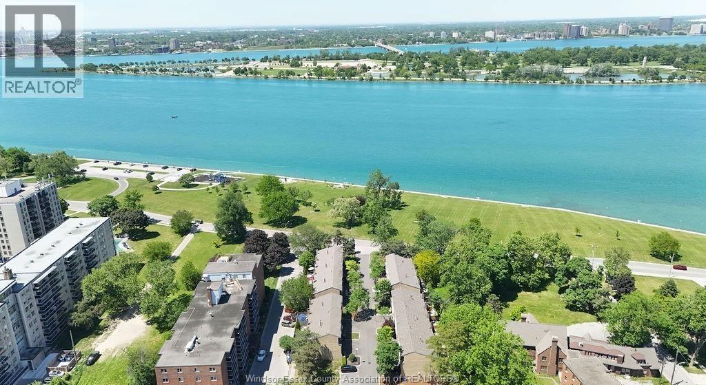 #9-3917 3917 RIVERSIDE East - 50