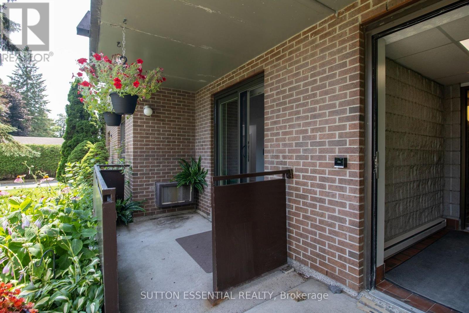 #104 95 WINDSOR DRIVE - 35