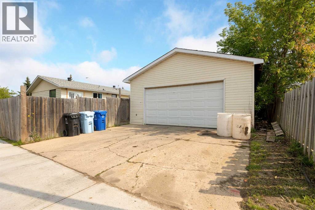 102 Hinge Bay, Fort McMurray