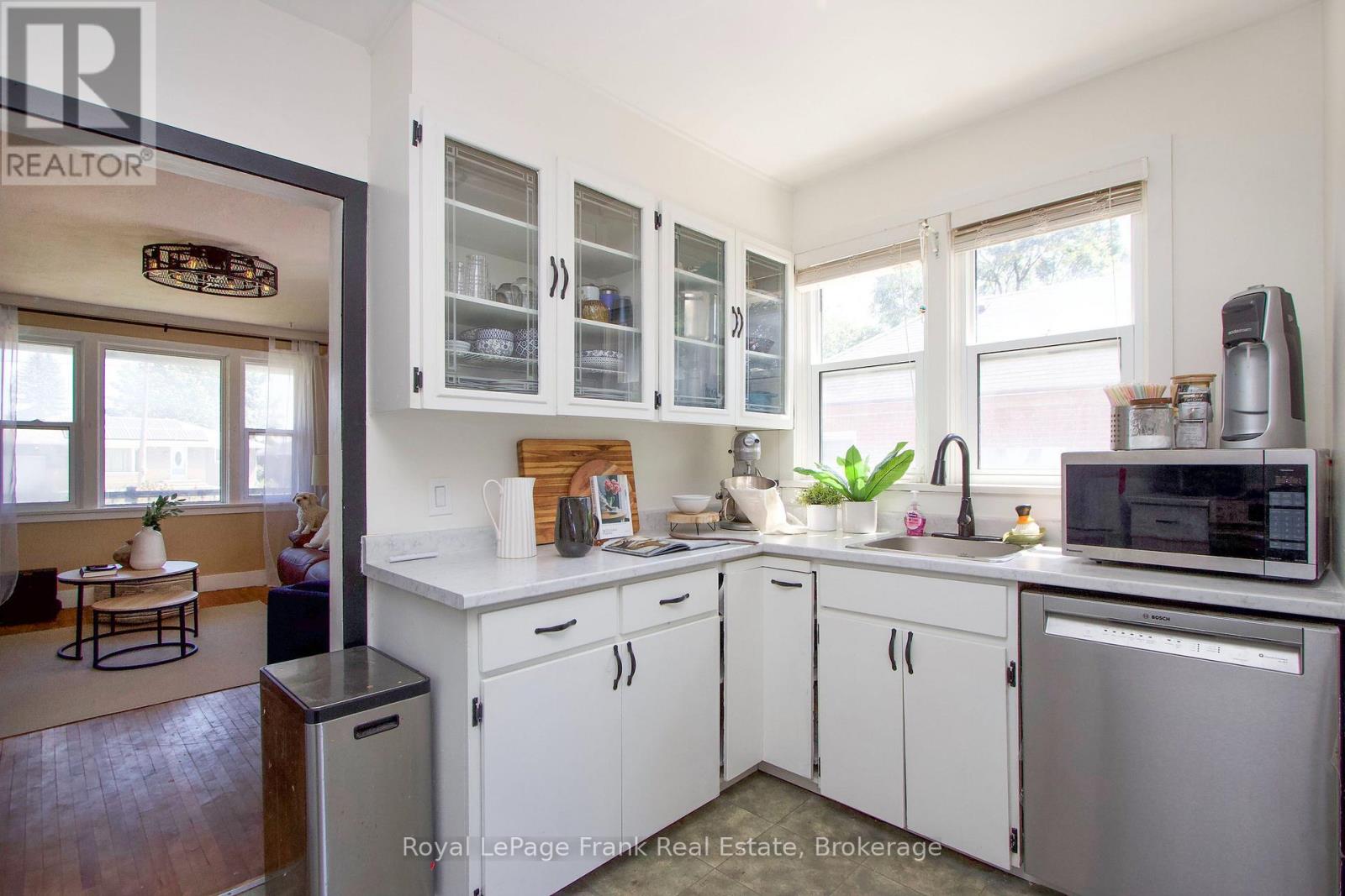 1074 SIMCOE STREET S - 10