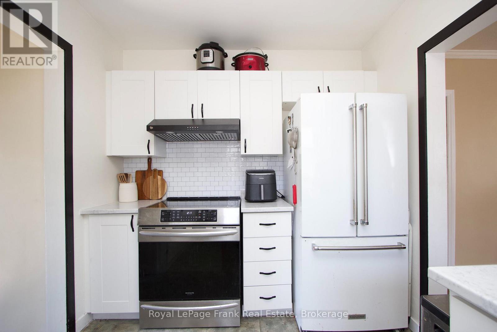1074 SIMCOE STREET S - 11