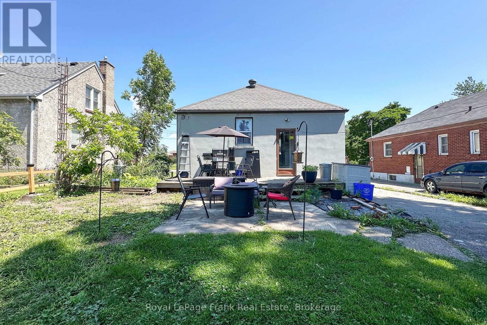 1074 SIMCOE STREET S - 19