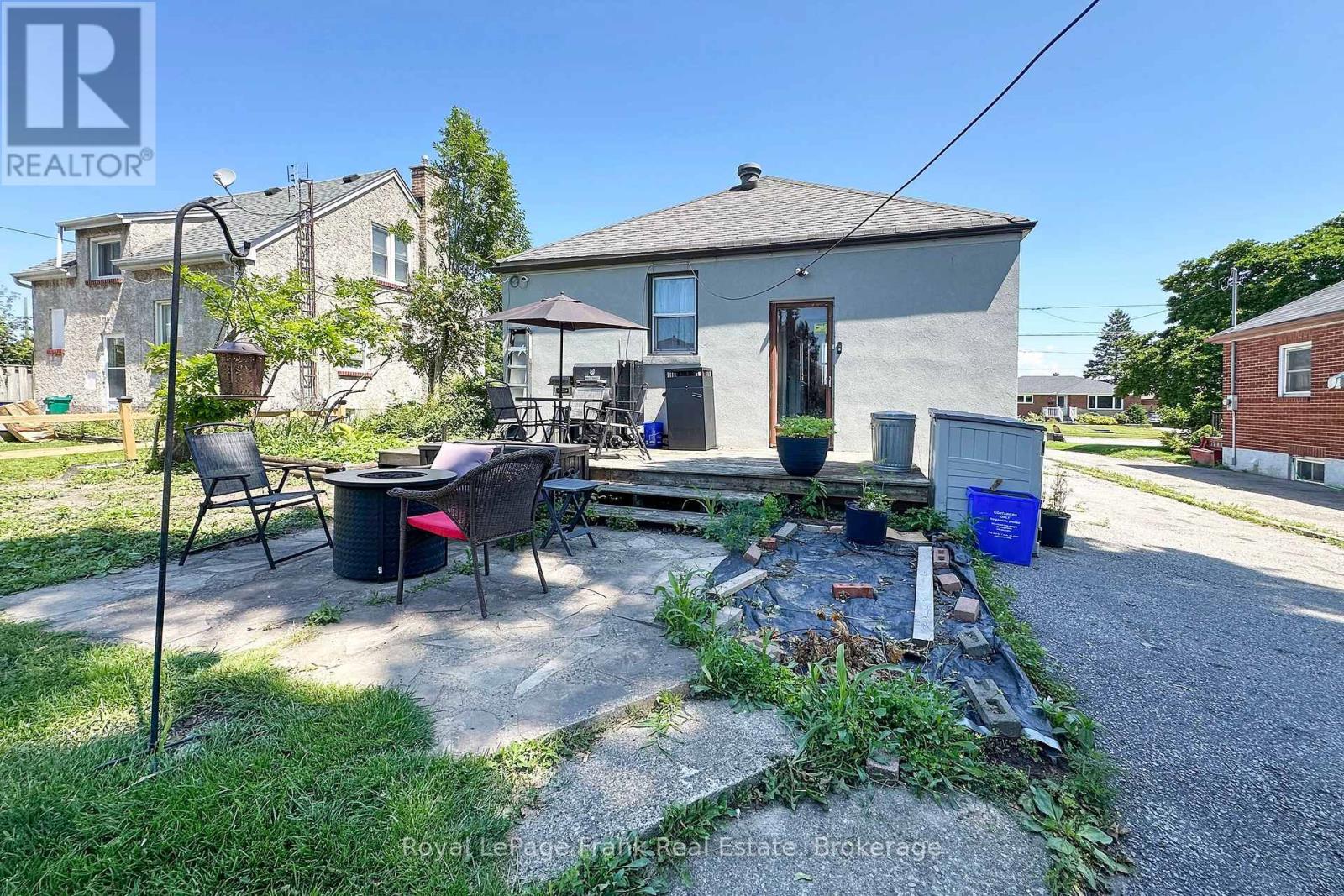 1074 SIMCOE STREET S - 22