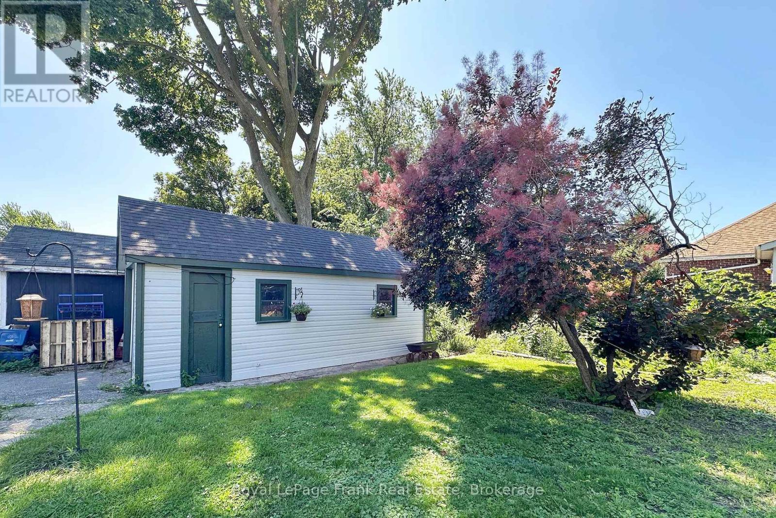 1074 SIMCOE STREET S - 23