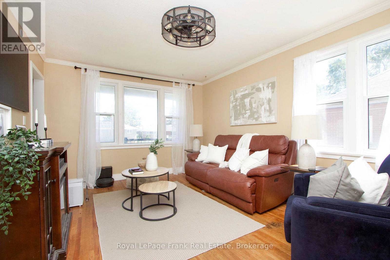 1074 SIMCOE STREET S - 7