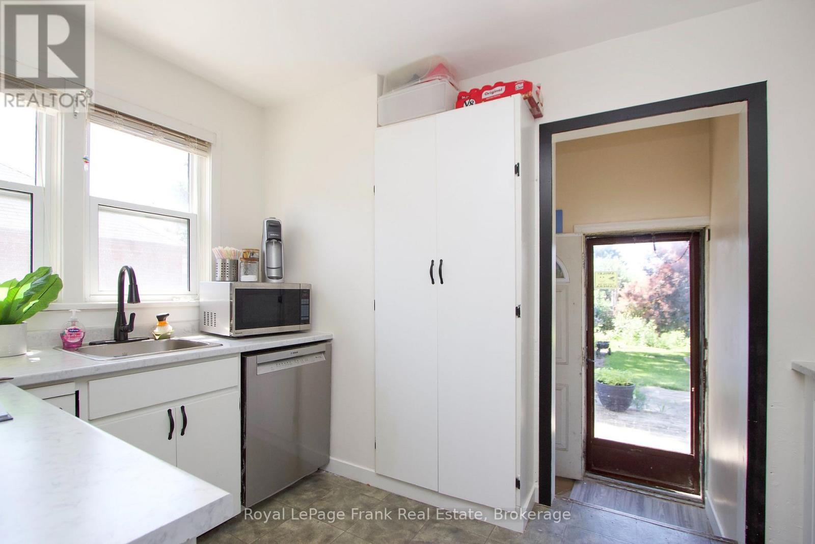 1074 SIMCOE STREET S - 9