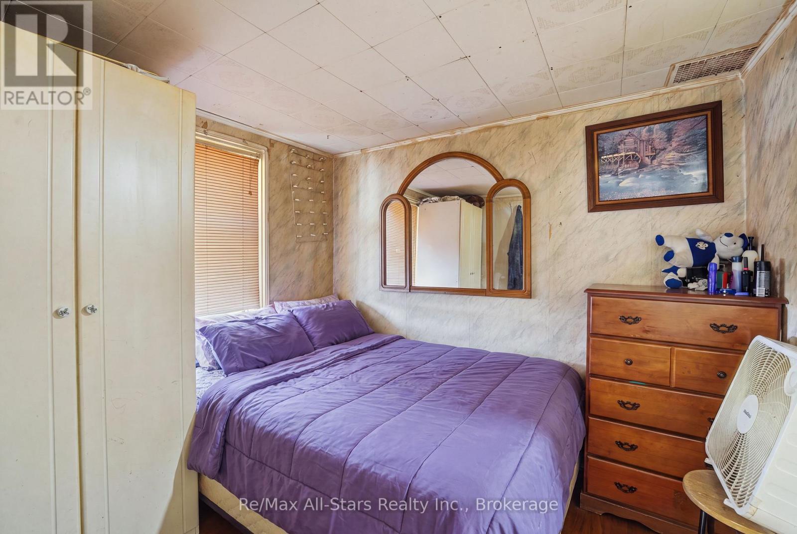 106 BOND STREET E - 13