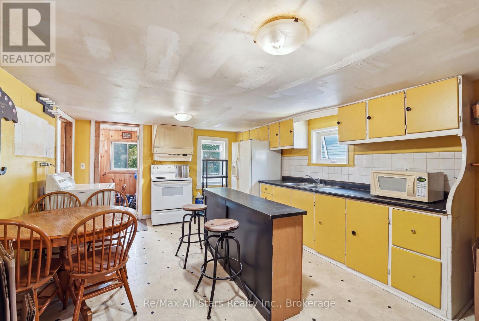 106 BOND STREET E - 16