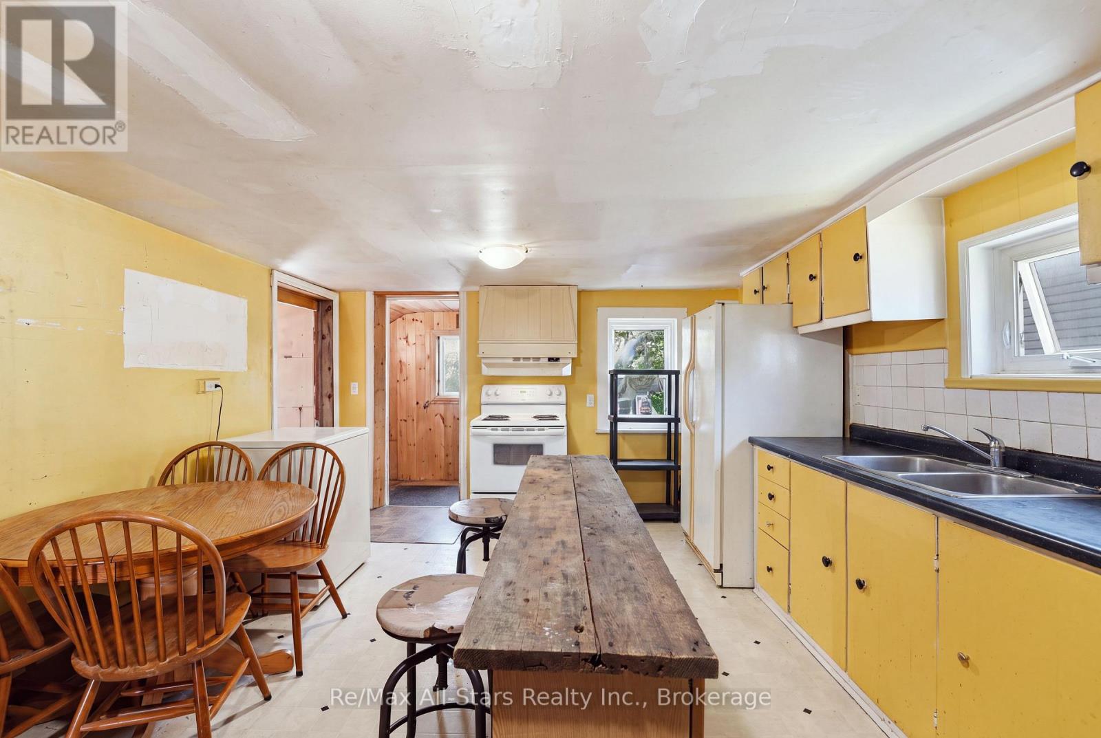 106 BOND STREET E - 18