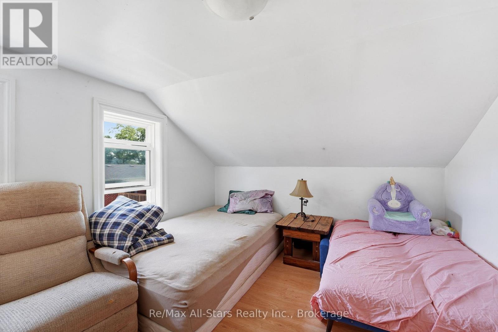 106 BOND STREET E - 23