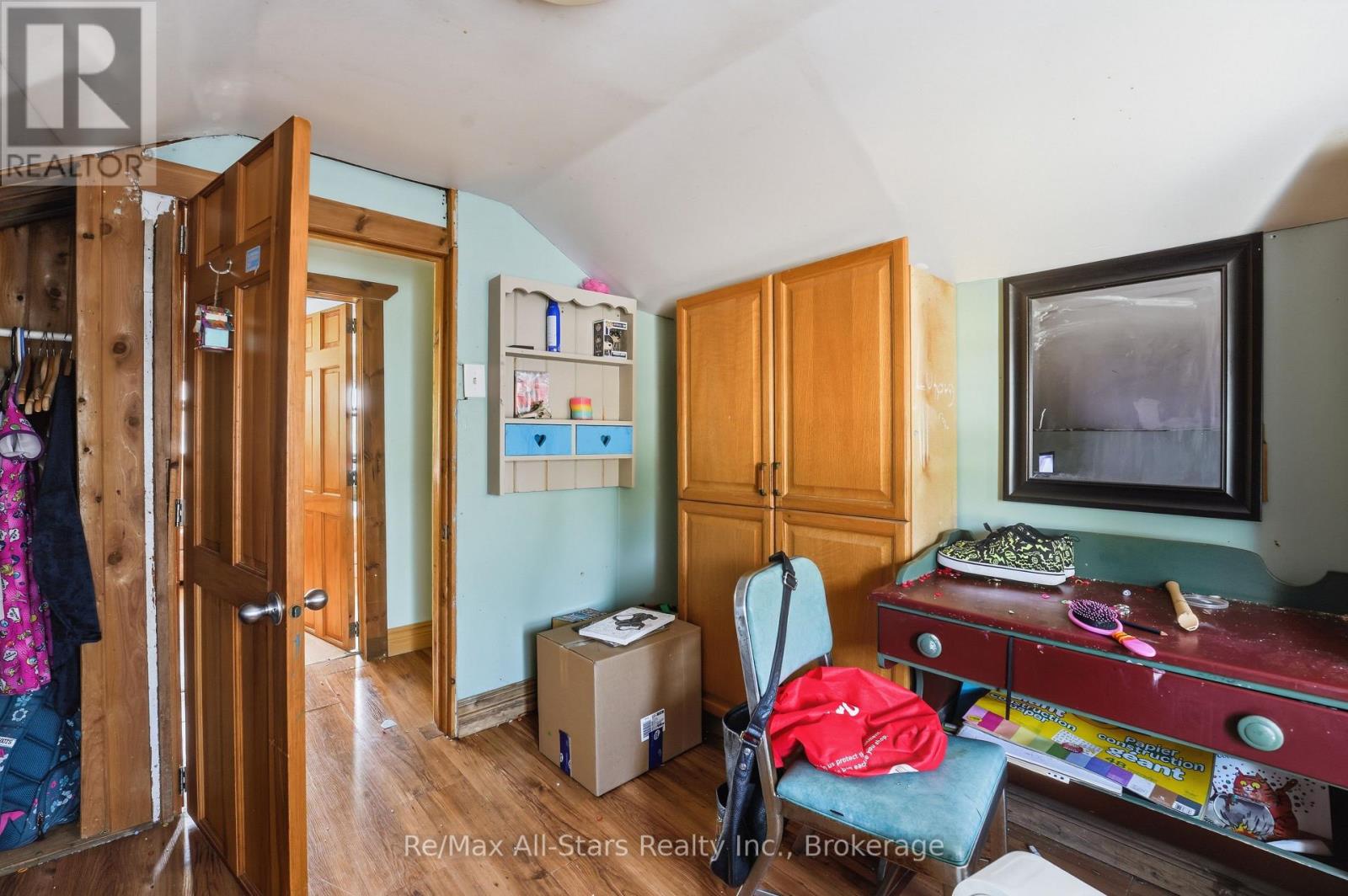 106 BOND STREET E - 27