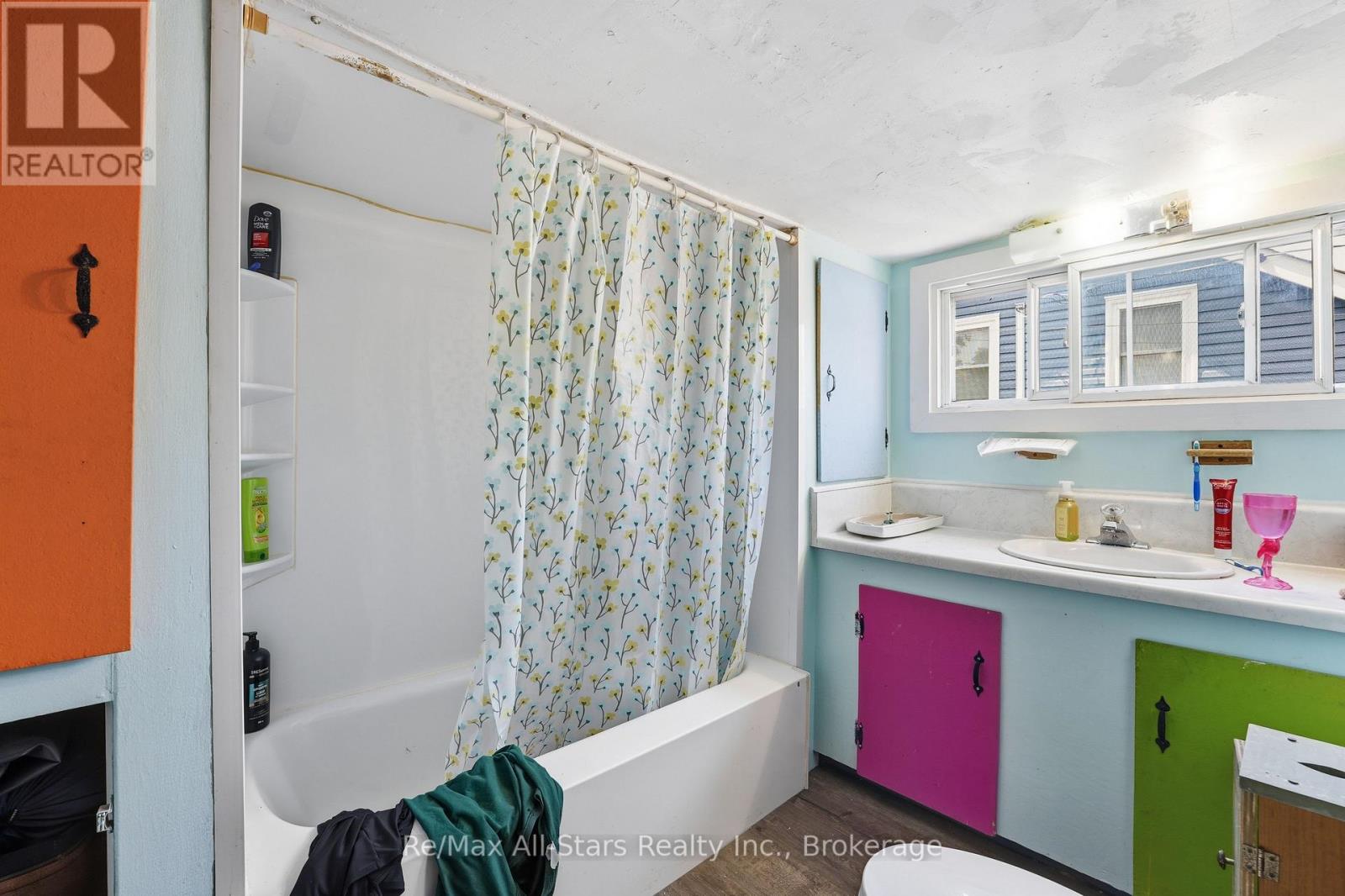 106 BOND STREET E - 28