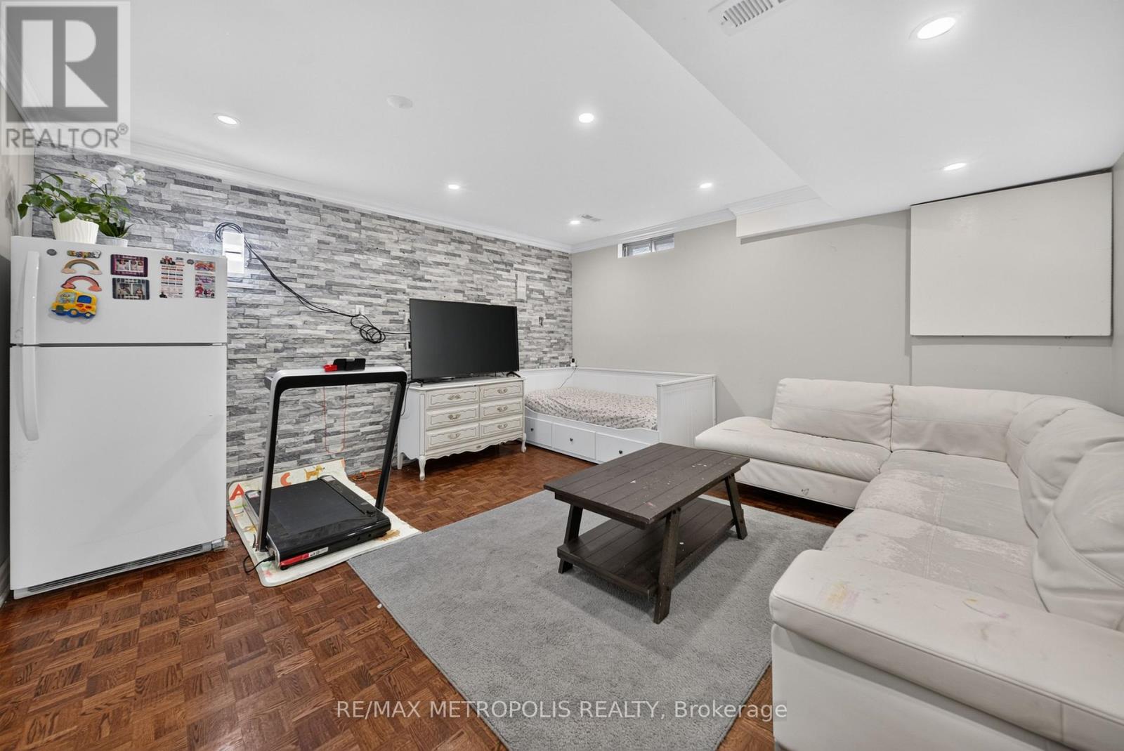 16 STANBRIDGE COURT - 39