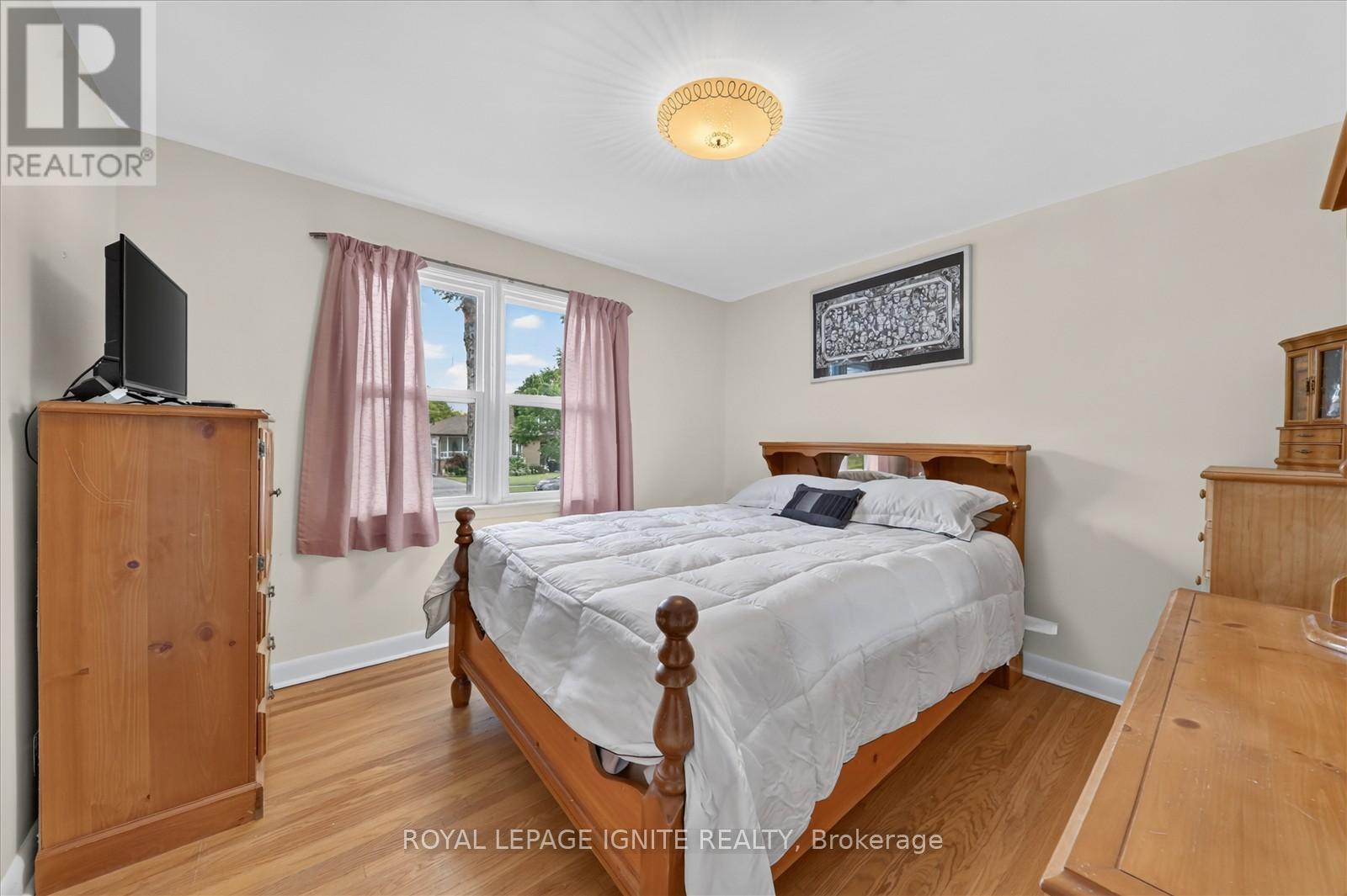 20 ALANBURY CRESCENT - 13