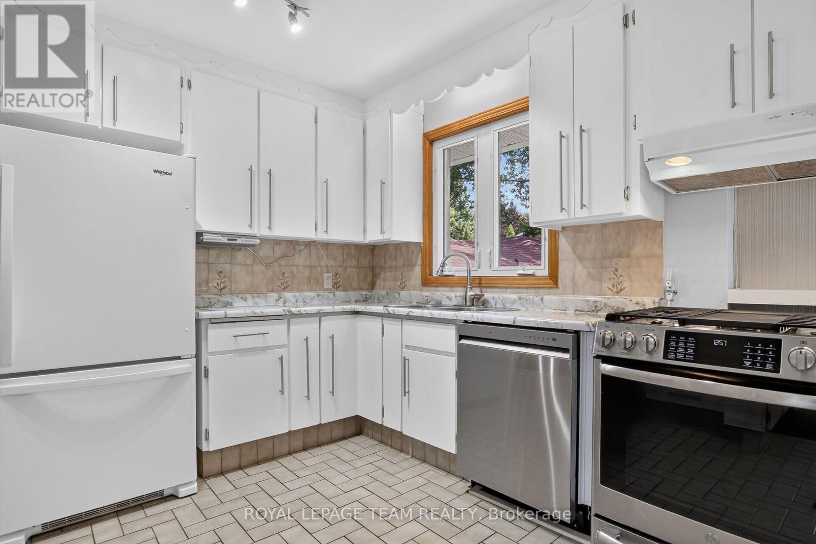 961 KINGSMERE AVENUE - 11