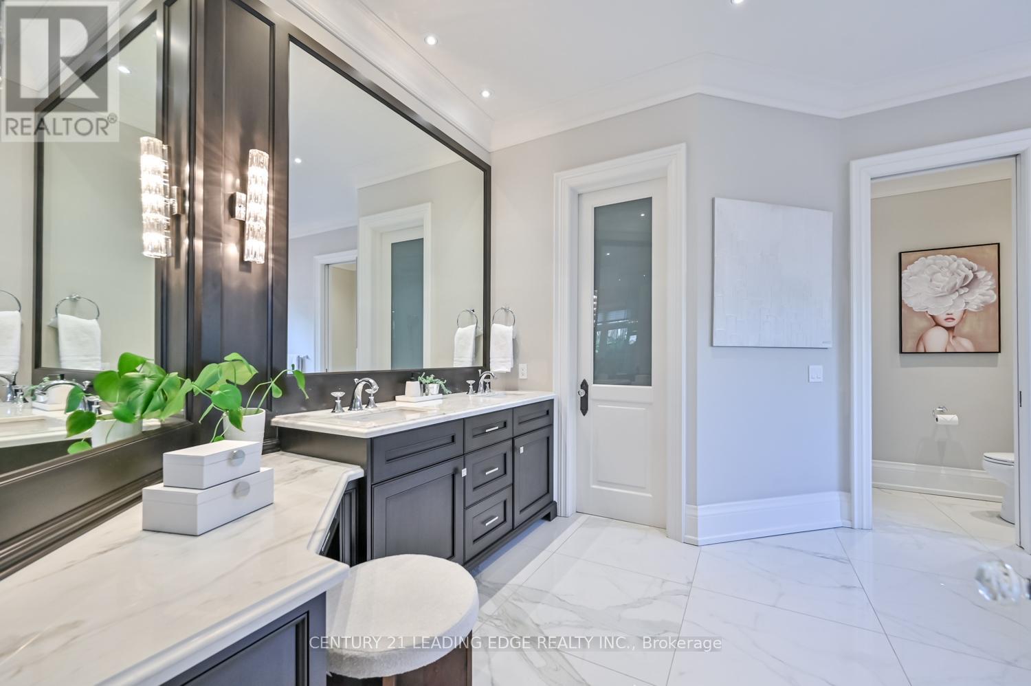 16 SIR ISAAC GATE - Image 23