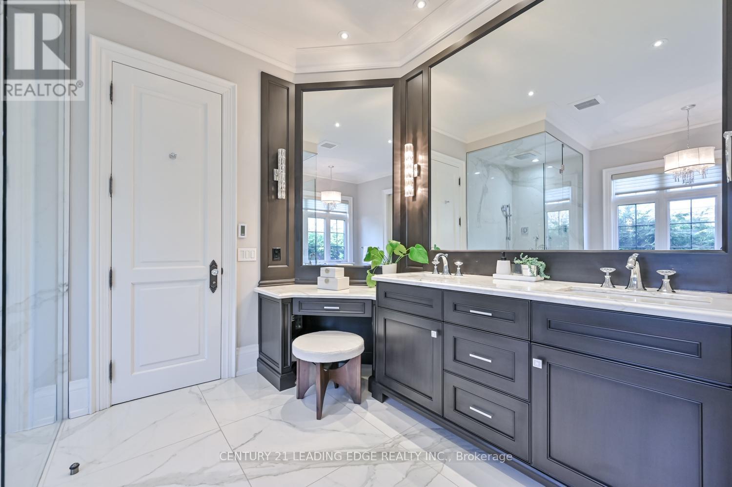 16 SIR ISAAC GATE - Image 25