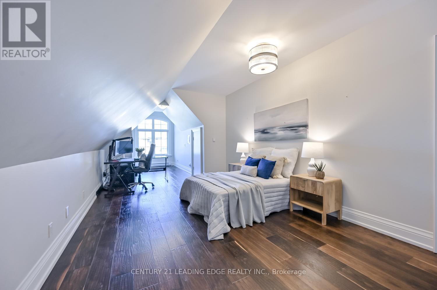 16 SIR ISAAC GATE - Image 36