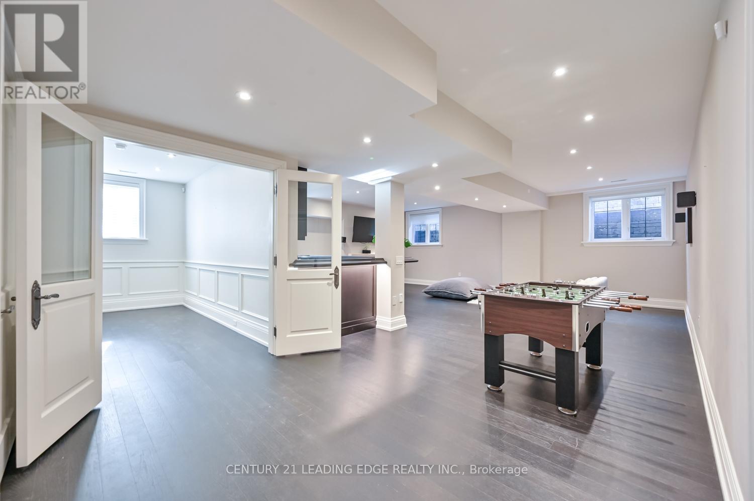 16 SIR ISAAC GATE - Image 38