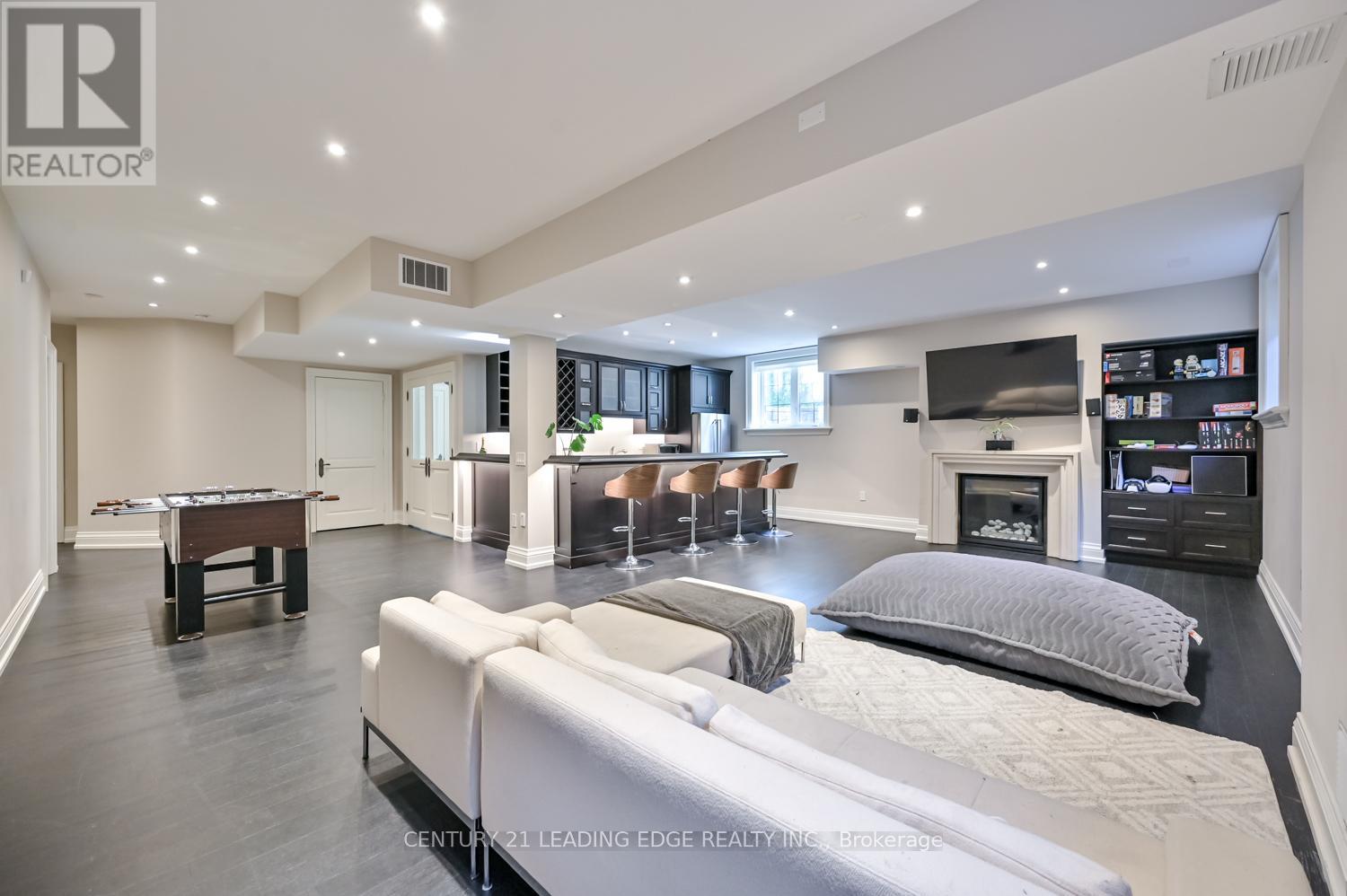 16 SIR ISAAC GATE - Image 39