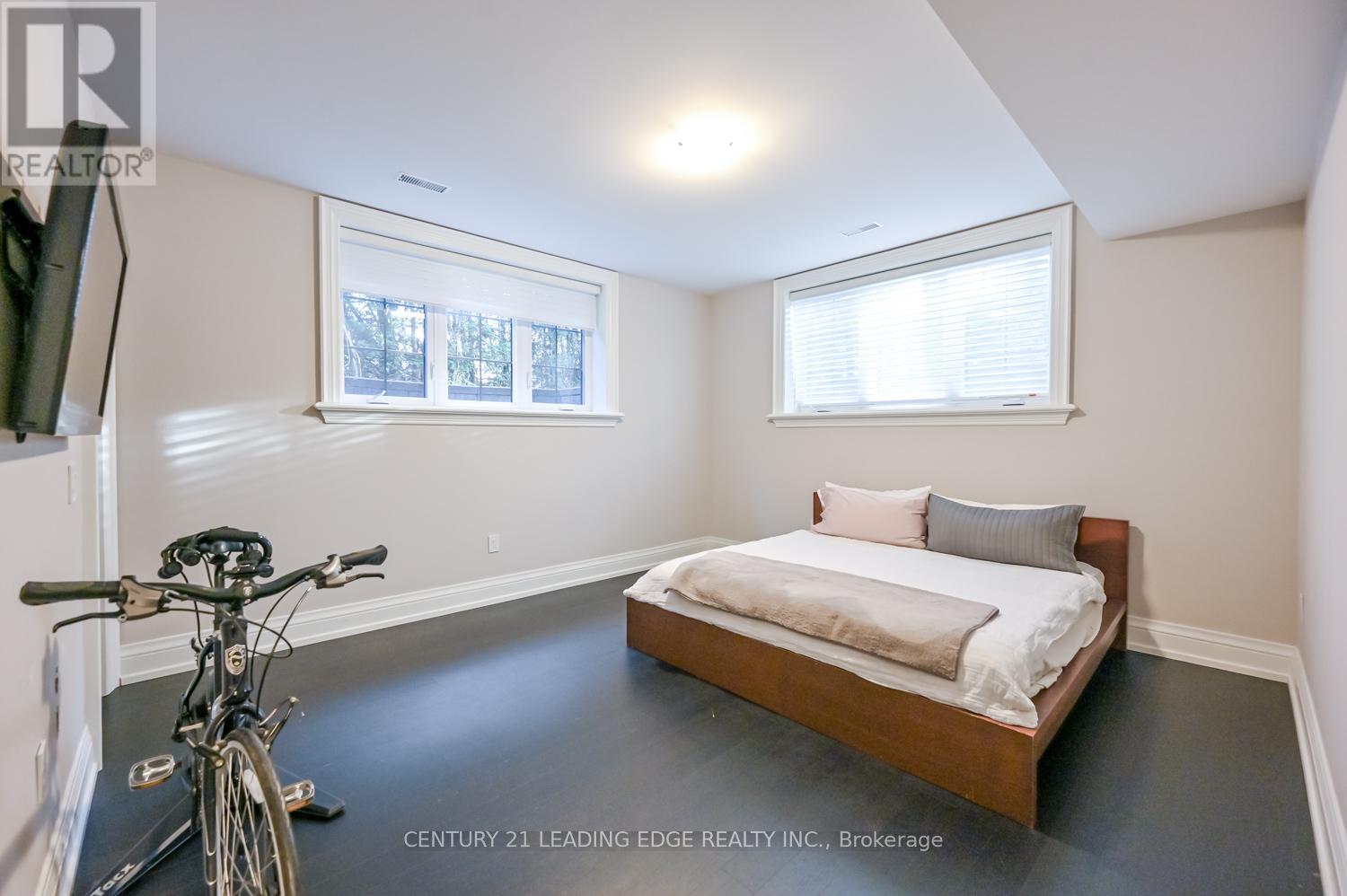 16 SIR ISAAC GATE - Image 43