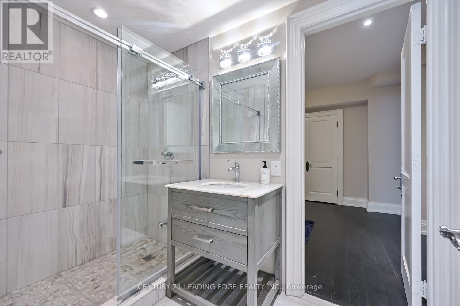 16 SIR ISAAC GATE - Image 44