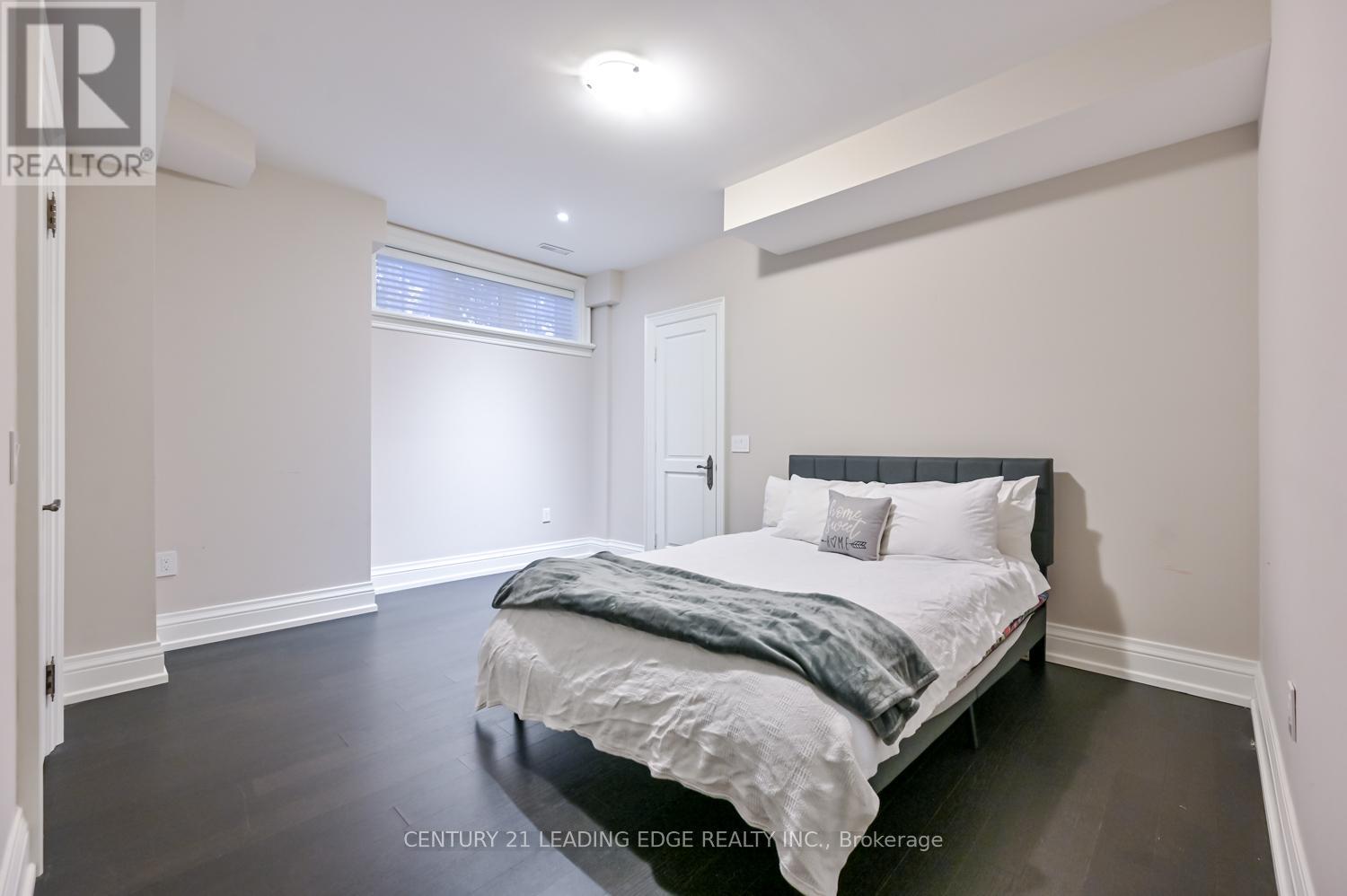 16 SIR ISAAC GATE - Image 45
