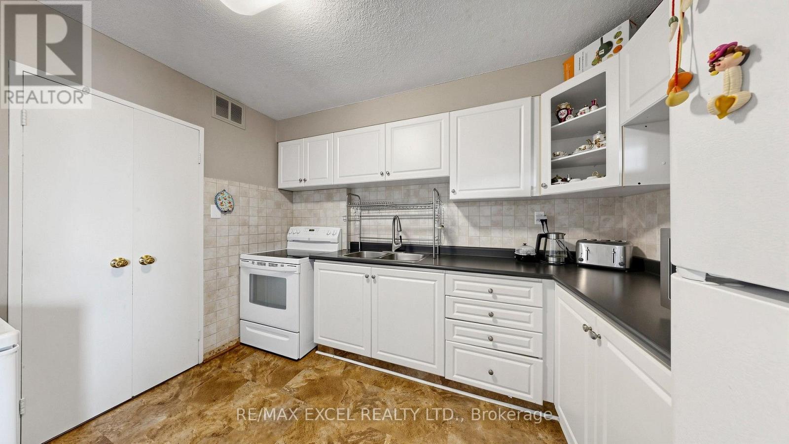 #401 1881 JANE STREET - 24