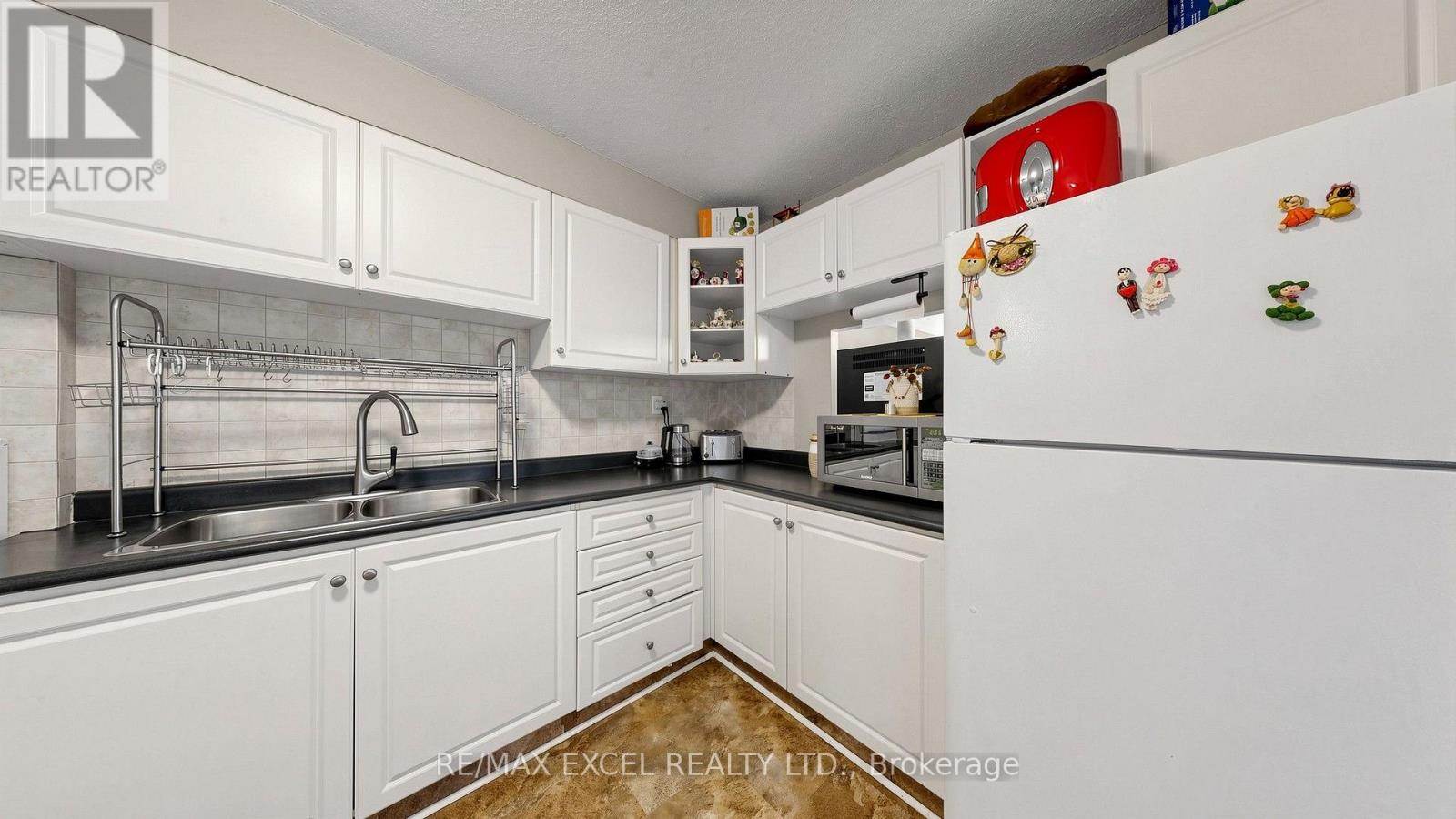 #401 1881 JANE STREET - 26