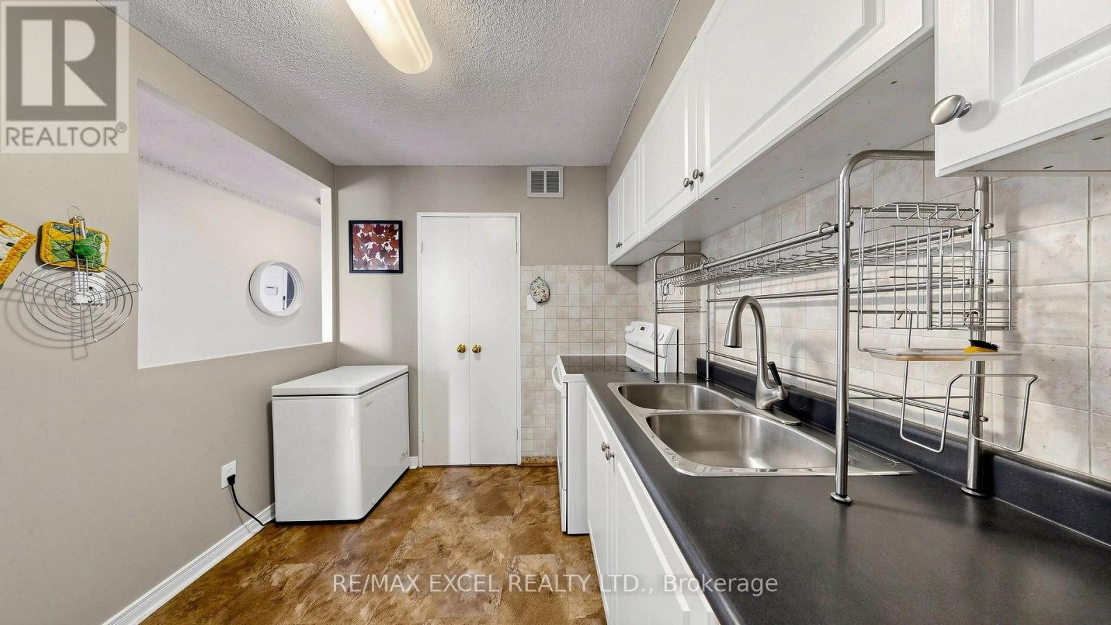 #401 1881 JANE STREET - 27