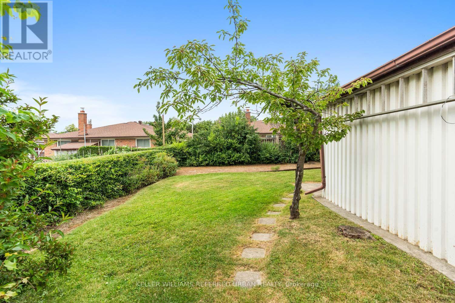 114 GRACEFIELD AVENUE - 32