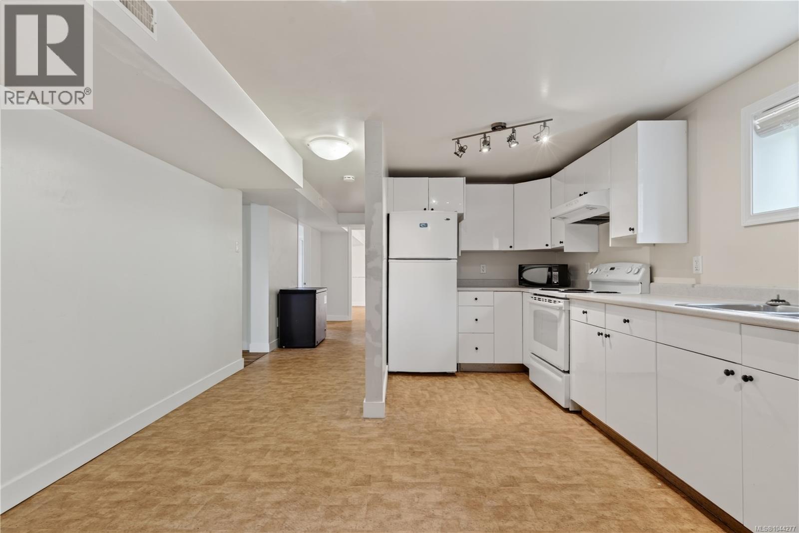 1819 Dunnett Cres - 3