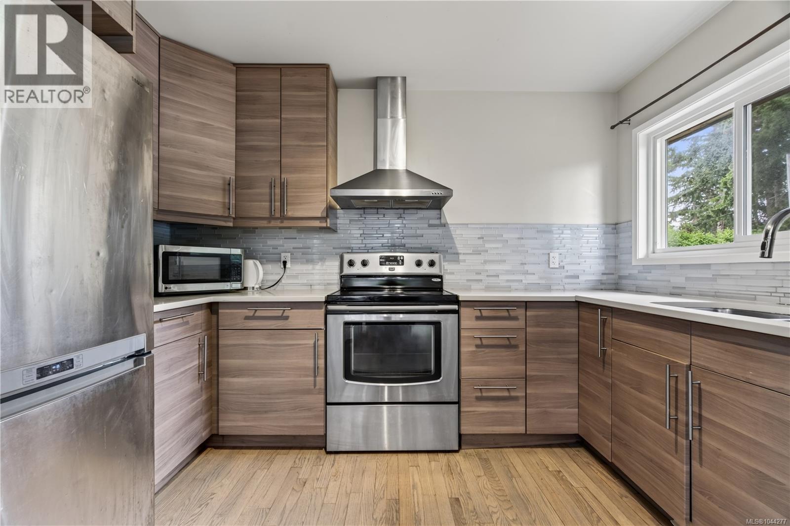 1819 Dunnett Cres - 2