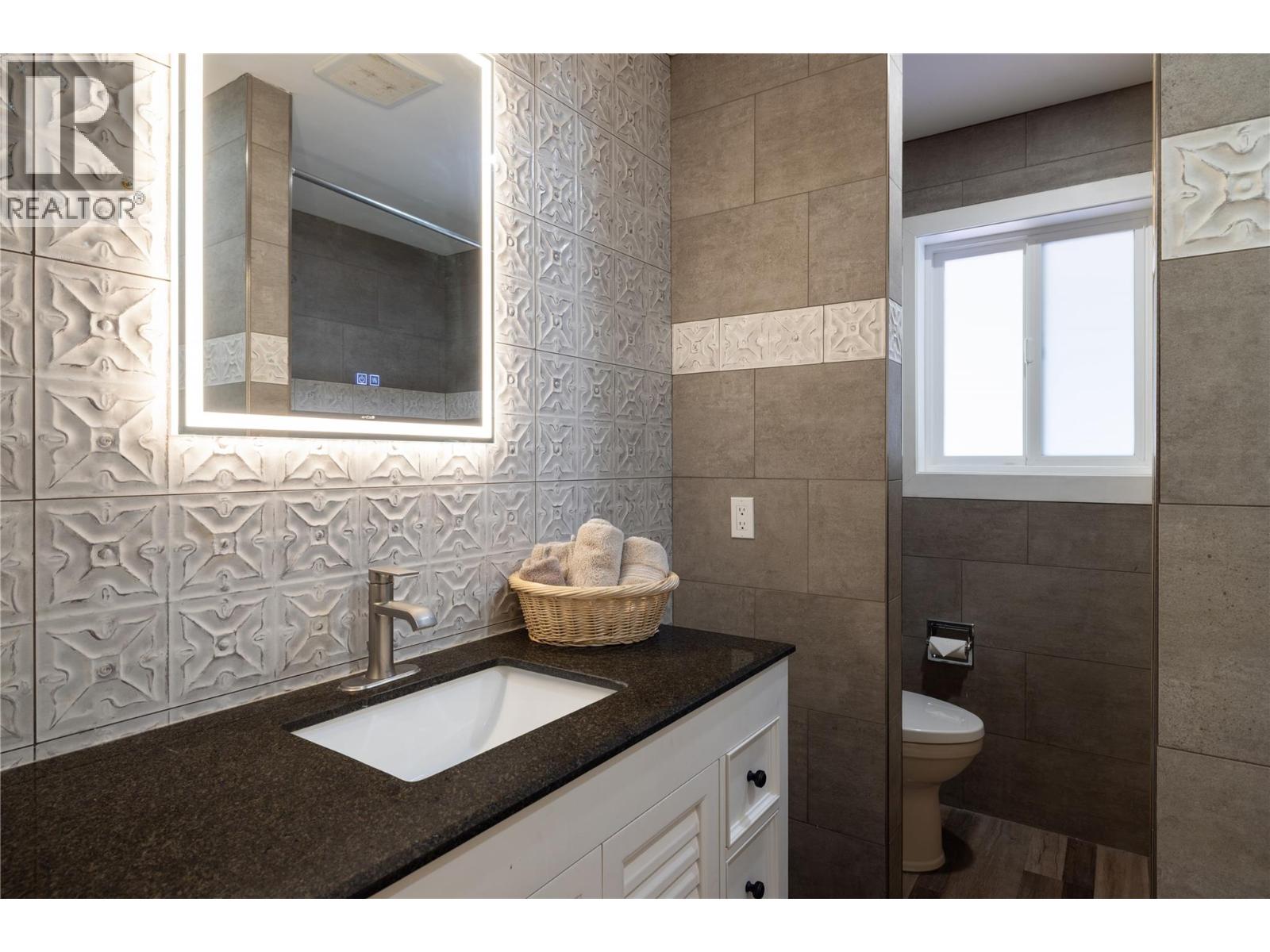  277 Clifton Road North, Kelowna