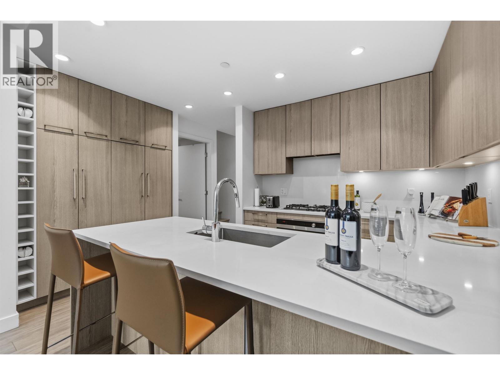 113 747 E 3RD STREET, North Vancouver