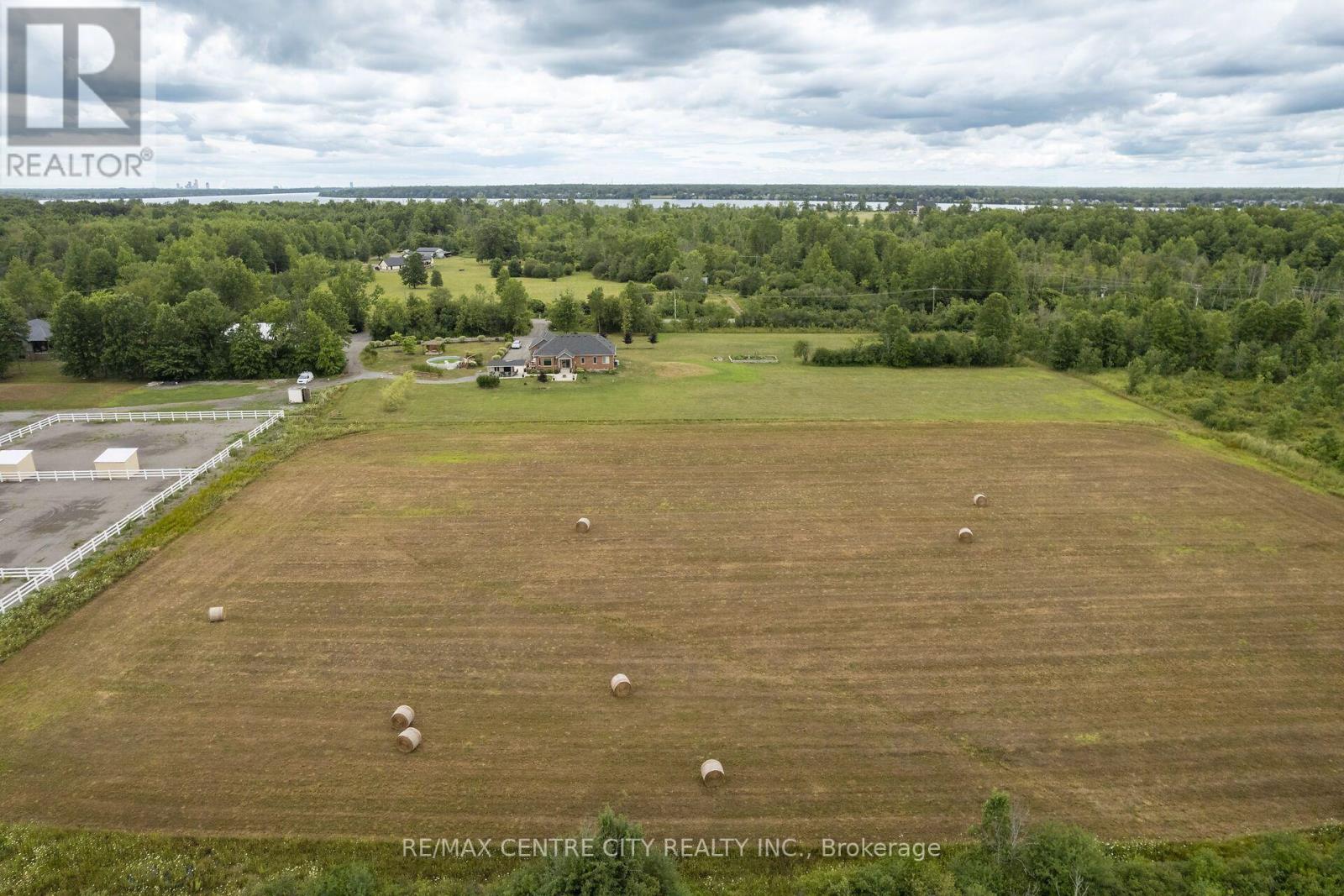 2301 Townline photo 5