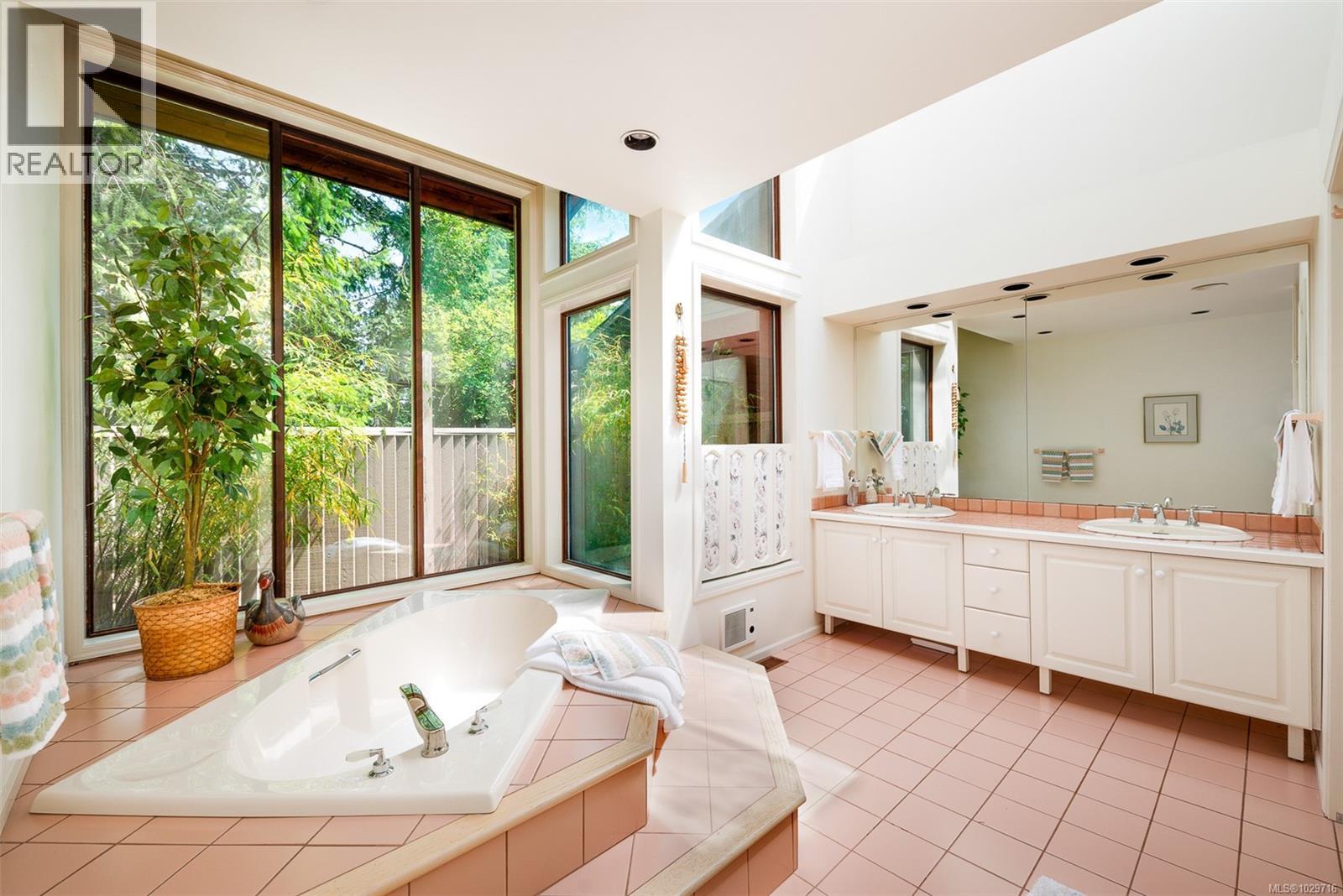 #1 835 Sturdies Bay Rd - 23