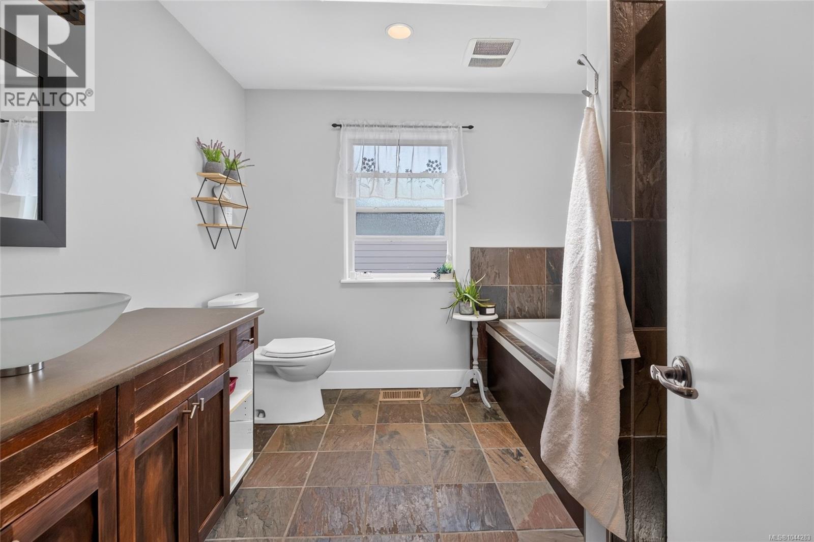 538 Edgewood Dr - 37