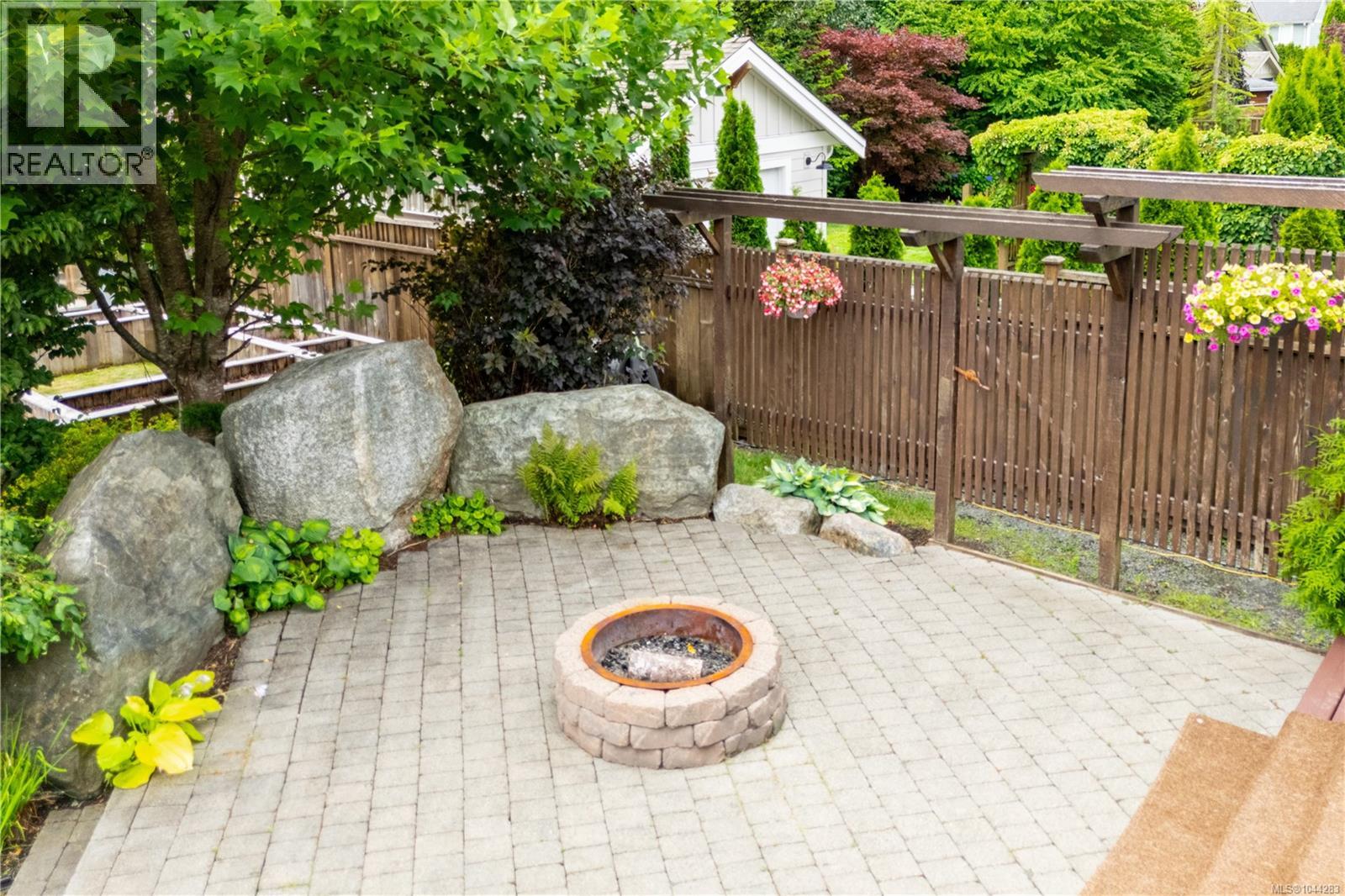 538 Edgewood Dr - 72