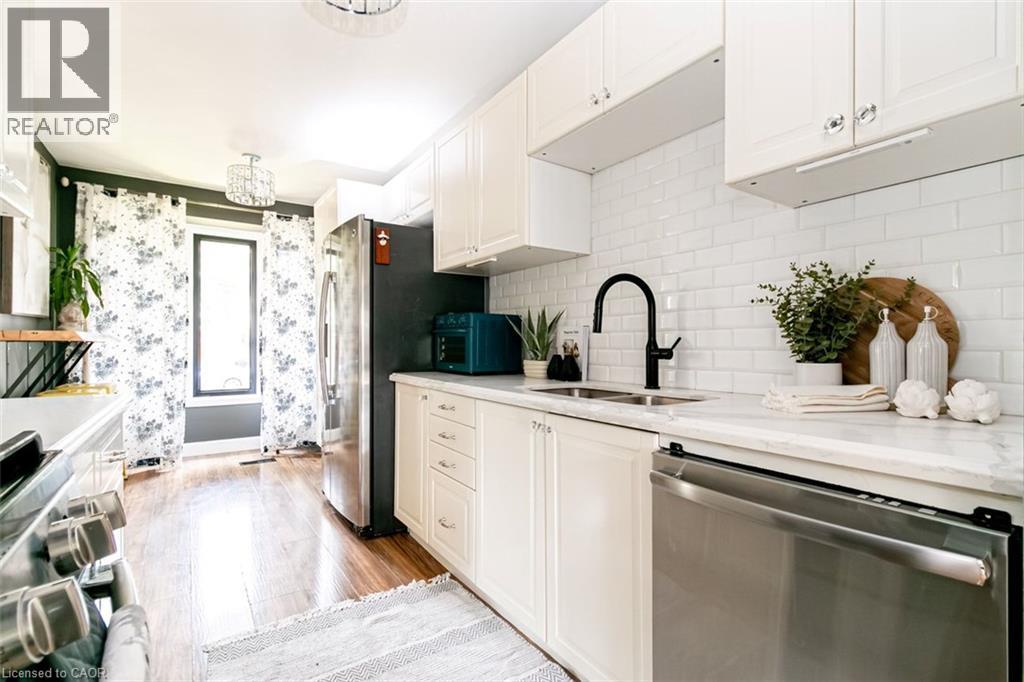 4 BALMORAL Court - 13