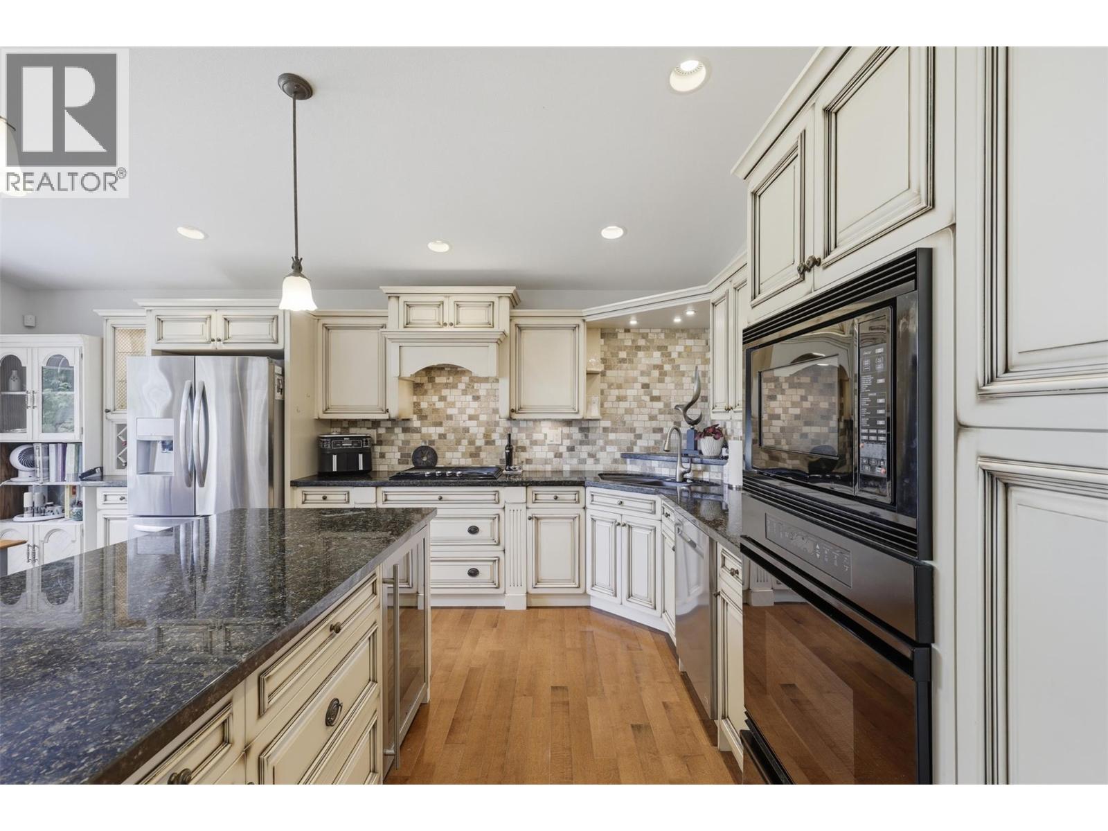 788 Rosewood Crescent - 12