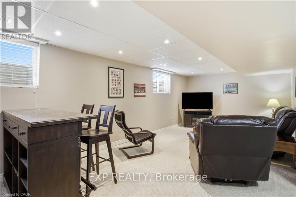 138 STIEFELMEYER CRESCENT - 24