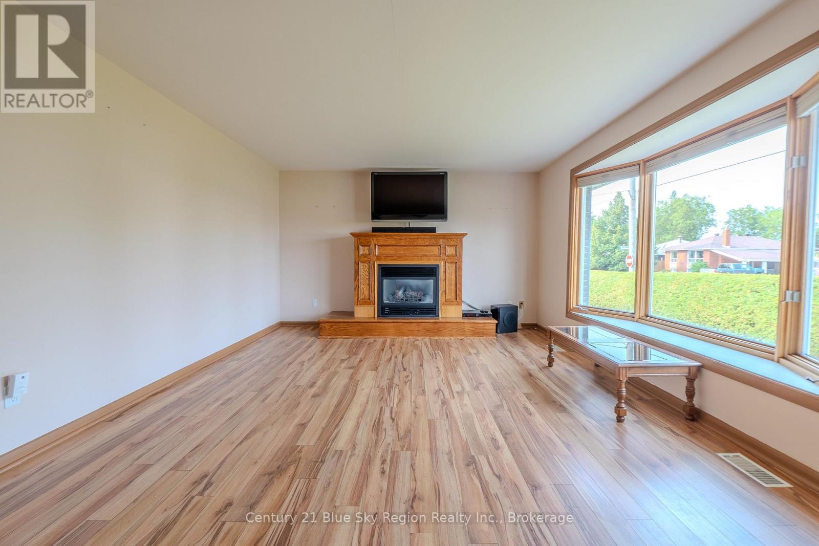 10 STRATHCONA DRIVE - 11