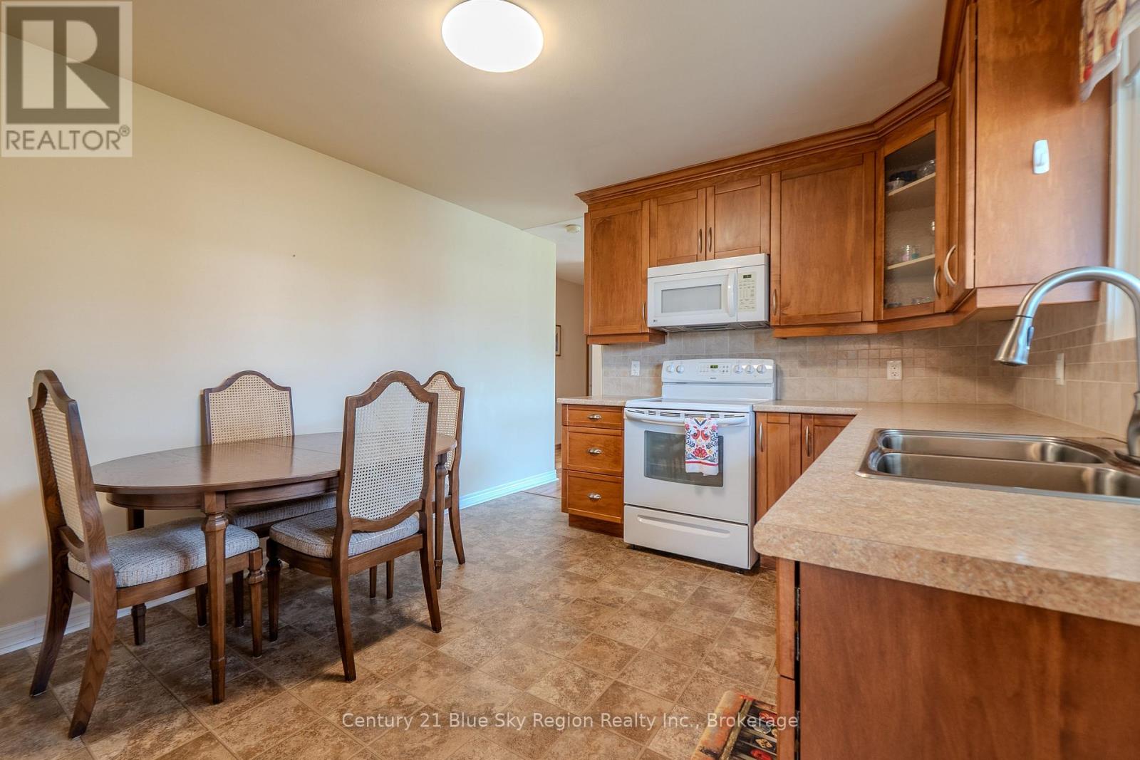 10 STRATHCONA DRIVE - 16