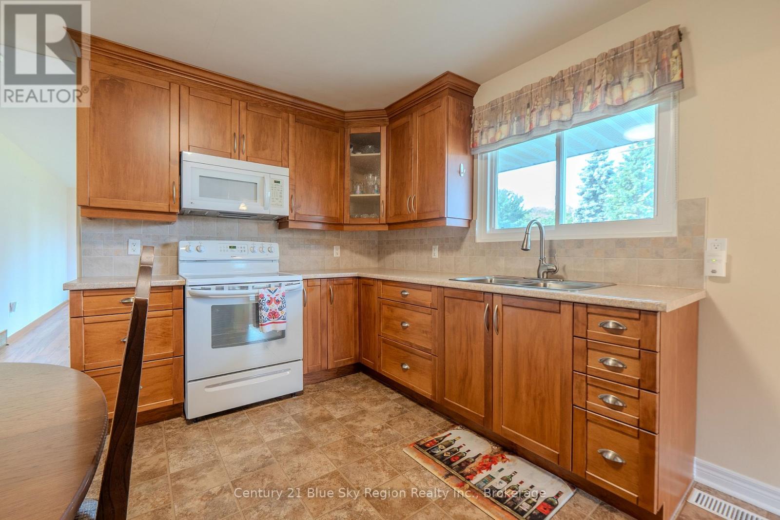 10 STRATHCONA DRIVE - 17