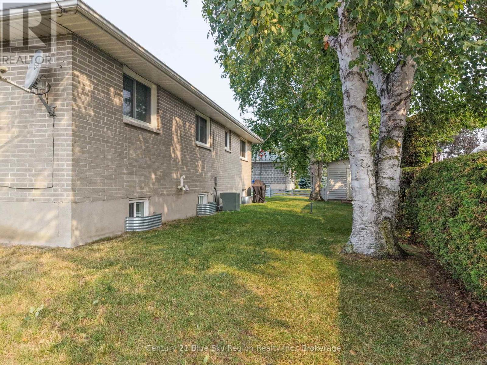 10 STRATHCONA DRIVE - 4