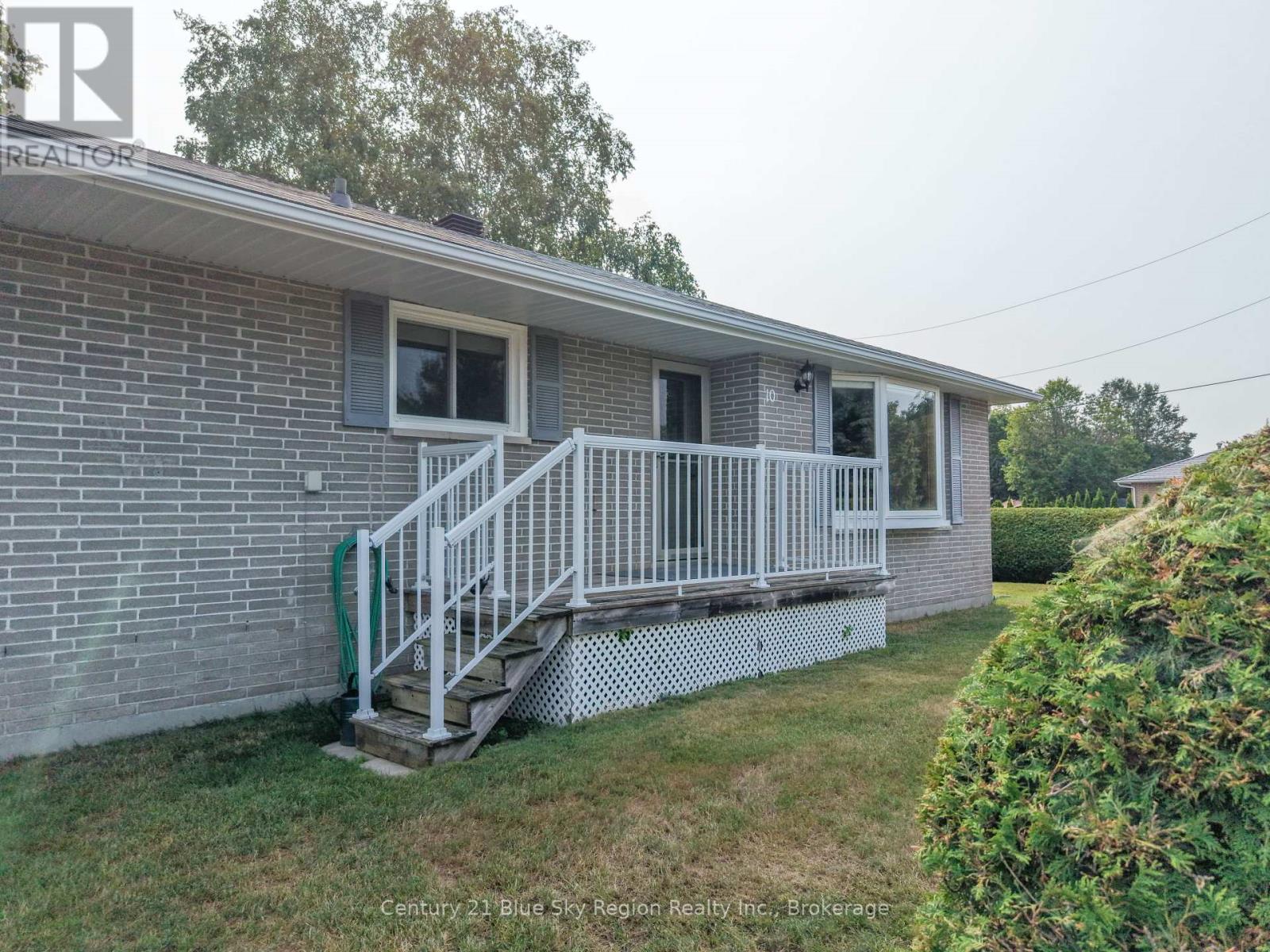 10 STRATHCONA DRIVE - 6