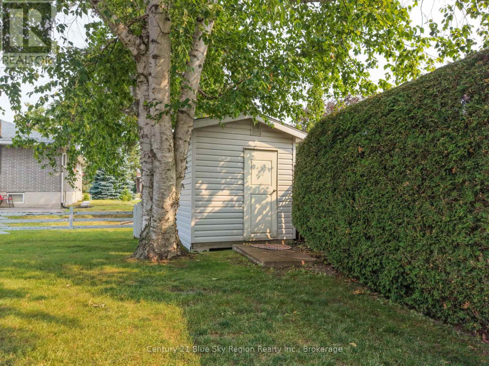 10 STRATHCONA DRIVE - 7
