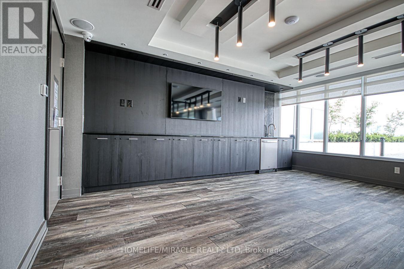 #402 10 WILBY CRESCENT - 21