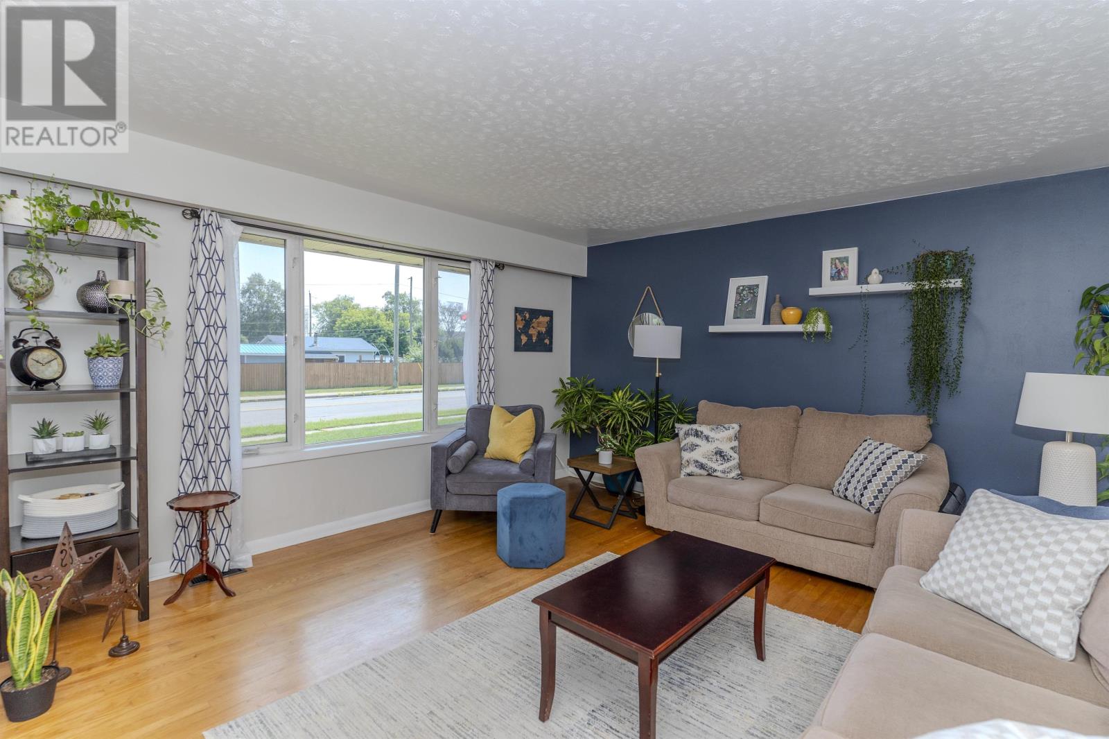 601 Edward ST S - 14